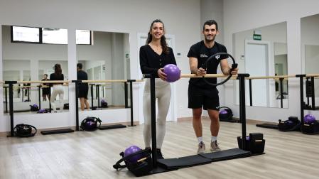 Ángela Jaurrieta e Íñigo Asurmendi, posa en la sala del estudio de barre donde la primera imparte sus clases en el barrio de Lezkairu