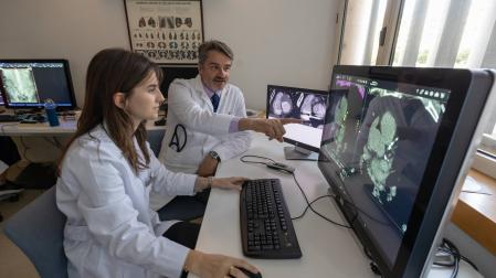 El Dr. Juan Pablo de Torres, codirector del Departamento de Neumología, con la Dra. Ana Ezponda, especialista en radiodiagnóstico de la Clínica Universidad de Navarra