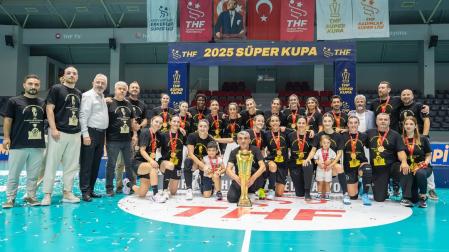 La plantilla del Bursa, campeona de la Supercopa turca el pasado verano