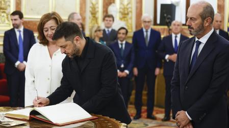 La presidenta del Congreso, Francina Armengol (izda.), y el presidente del Senado, Pedro Rollán (dcha.), reciben al presidente de Ucrania, Volodímir Zelenski en el Salón de los Pasos Perdidos en el Congreso de los Diputados en Madrid /