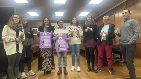 La edil de Igualdad, Azucena Polo, y un grupo de personas usuarias del centro Ordoiz tras la presentación de la campaña del 25 N en el Ayuntamiento de Estella.