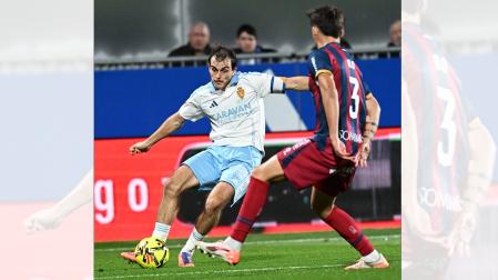El capitán del Zaragoza "Francho" Serrano busca el centro ante el defensa del Huesca Abajas /