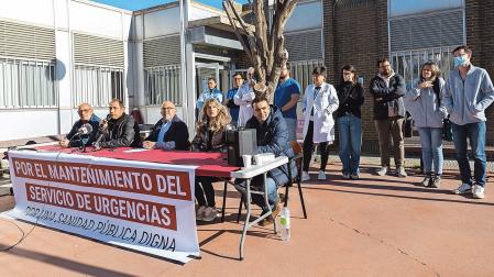 ALCALDES Y PROFESIONALES. De izda. a dcha., los alcaldes de Barillas (José Ramón Martínez), Cascante (Alberto Añón), Murchante (Macario Jarauta), Tulebras (Cristina Díaz) y Ablitas (Carlos Bonel), ante el centro de salud de Cascante y con varios profesionales del mismo a sus espaldas /