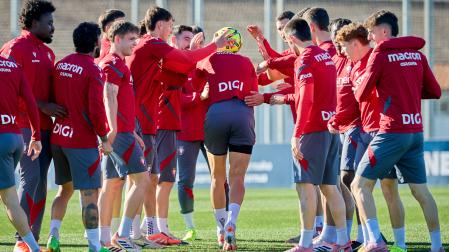 Pasillo a Lucas Torró en el día de su vuelta al grupo