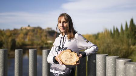 Naiara Irigoyen Indave posa con el trofeo como segunda del Marató dels Dements, cita que certificó su subcampeonato en las Skyrunner World Series.