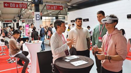 Uno de los stands de emprendedores desplegado ayer en las instalaciones de Cein en Noáin /