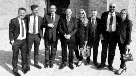 José Luis Ábalos (cuarto por la izquierda), Santos Cerdán (sexto) y Koldo García (junto a él) se fotografían em el acceso a la necrópolis de Chellah, en Rabat, en una imagen que aparece en el informe de la UCO /