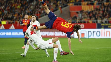 El centrocampista de la selección española de fútbol Fermín López lucha con el turco Mert Müldür, durante el encuentro /