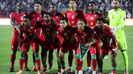 Jugadores de Surinam posan este martes, en un partido por las eliminatorias de Concacaf al Mundial 2026 entre Guatemala y Surinam en el estadio El Trébol, en Ciudad de Guatemala