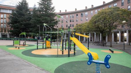 La plaza Iturriotzaga de la Rochapea estrena nuevo parque infantil tras la renovación de pavimentos y elementos de juego
