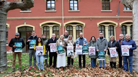 La concejala, Cristina Pérez, la técnica Andrea Rodríguez y representantes de colectivos que participan en ferias posan detrás del Ayuntamiento con los carteles anunciadores.