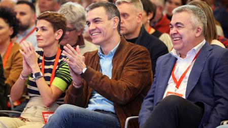 María Chivite, Pedro Sánchez y Santos Cerdán, el pasado 22 de marzo, en el Baluarte, en Pamplona, en el acto de clausura del congreso de los socialistas navarros.