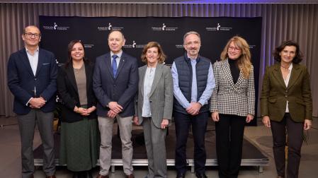 Desde la izda.:Javier Fernández (director de Fundación Caja Navarra), Mónica Vásquez (directora de Catalytic Ventures de la Fundación Open Value), José Ángel Andrés (presidente de Fundación Caja Navarra), Pilar García Ceballos-Zúñiga (presidenta de la Asociación Española de Fundaciones), Juanjo San Martín (coordinador regional de Cruz Roja Navarra), Belén Galindo (responsable de comunicación del Grupo La Información) y Teresa Mañueco (directora de Fundación Moeve)