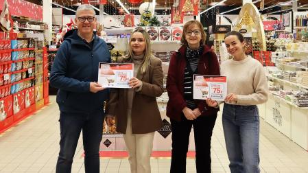 Manuel Esteras y Mercedes Pascual, reciben el cheque regalo de E.Leclerc de manos de Laura Vega de Diario de Navarra y  Nerea Larraya de E.Leclerc