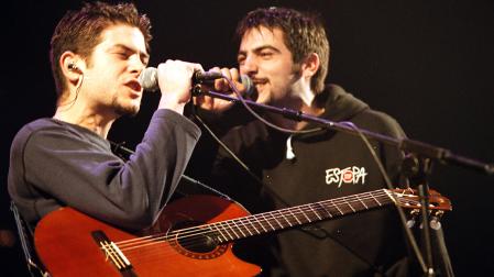 Los hermanos José y David Muñoz, integrantes de Estopa, durante el concierto que ofrecieron en Anaitasuna el viernes 17 de noviembre de 2000