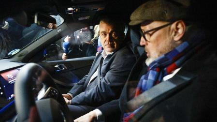 El ex secretario de Organización del PSOE Santos Cerdán (i), junto a su abogado Jacobo Teijelo(d), ha salido pasadas las 19:15 horas de este miércoles de la cárcel de Soto del Real