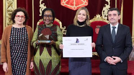 La consejera Carmen Maeztu entrega el premio a la Fundación Amref Salud África