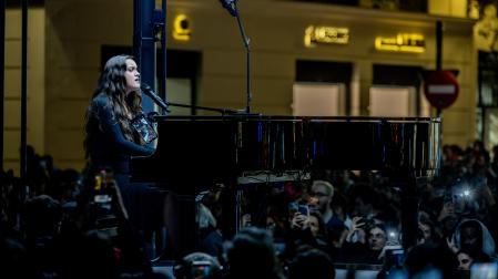 Amaia y su piano, en la emblemática Puerta del Sol de Madrid