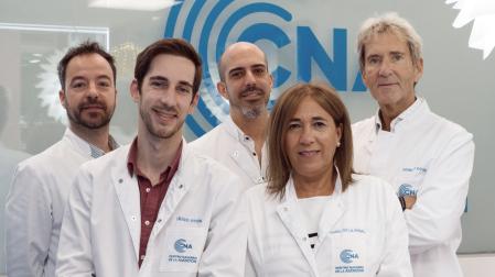 De izquierda a derecha, en primer plano, Iñigo Oyón e Isabel de la Peral. Al fondo, Tito Vidaurreta, Luis Rodríguez y José María Oyón