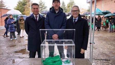 Iñaki Mendiburu, paciente oncológico, rodeado por el presidente nacional de la AECC, Ramón Reyes (derecha) y Juan Franco, presidente de la AECC en Navarra