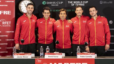 David Ferrer (centro), capitán del equipo español de la Copa Davis, junto a los integrantes del equipo durante una rueda de prensa antes de iniciar la eliminatoria en Bolonia /