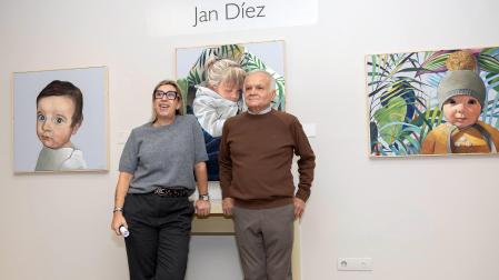 El pintor Jan Díez Ochoa, junto a la concejala de Cultural Icíar Les Urra, en la exposición /