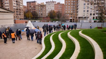 Visita de ayer al patio de la escuela infantil Hello Azpilagaña, con un sistema drenante de lluvia