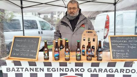 Imagen de Antton Harispe en su puesto de venta en la Feria de Lesaka.