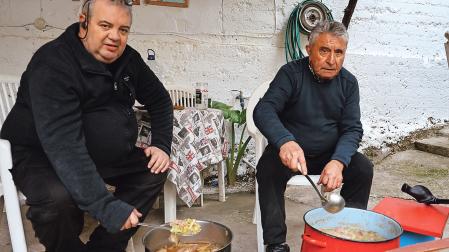 Luis Alberto González Medrano (izda.) y Vicente Campo Alegría prepararon ayer puchero de Lodosa en su forma más tradicional /