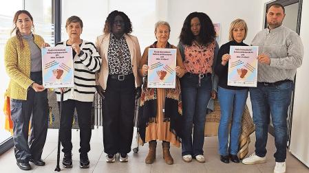 Los organizadores de la fiesta intercultural la presentaron ayer por la mañana en Olite /