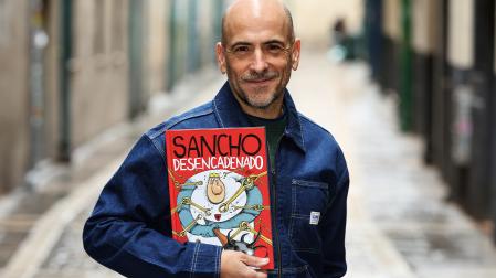 César Oroz muestra la portada de 'Sancho desencadenado'