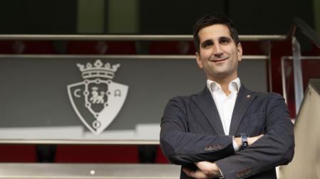 Rafa Sáenz, director financiero de Osasuna, en la zona del palco de El Sadar antes de la entrevista con Diario de Navarra