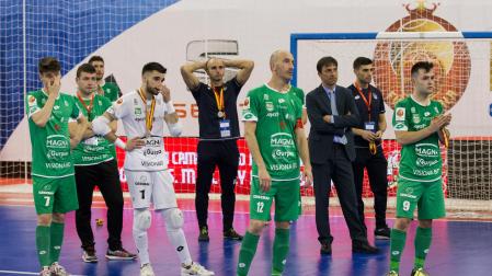 Los jugadores del C.D. Xota, abatidos, recogieron el trofeo de subcampeones de la Copa del Rey en 2017