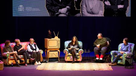 Desde la izquierda, la actriz Leire Ruiz; la jurista Mariola Urrea; la cineasta Helena Taberna; la periodista Mamen Ruiz; el guionista Bob Pop y el poeta Benjamín del Prado /