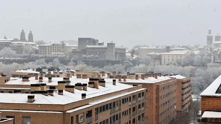 Vídeo de la intensa nevada registrada este viernes por la mañana en Pamplona, vista desde el barrio de la Rochapea.