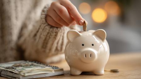 Ahorrar una cantidad fija cada mes, por modesta que sea, crea un hábito financiero sólido y constante