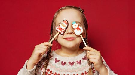 Una niña con piruletas