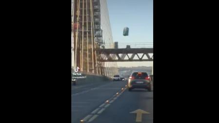 Imagen del vídeo, del momento en el que el retrete cae sobre la calzada del puente del Centenario de Sevilla