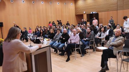 La presidenta de Cruz Roja Navarra, Isabel Cadena, se dirige a los asistentes al acto en Baluarte