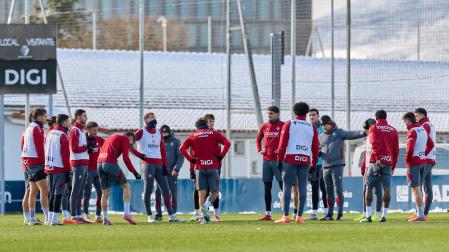 Alessio Lisci da instrucciones a la plantilla en el último ensayo