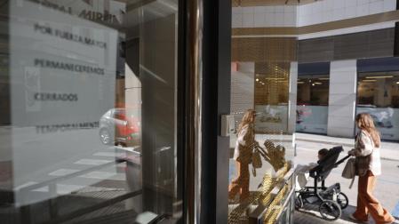 Cartel que indica el cierre temporal en la fachada principal de la clínica dental de Alzira.