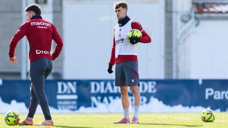 Aimar Oroz espera su turno junto a Kike Barja en un momento del entrenamiento de Osasuna este viernes, 21 de noviembre, en Tajonar /