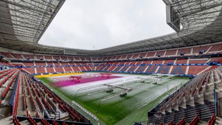 El club puso en funcionamiento las lámparas sobre el césped de El Sadar para mitigar los efectos de la nieve en una escena de ayer por la mañana.