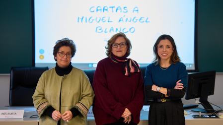 De izquierda a derecha: Inés Irurita, directora del Archivo General de la Universidad de Navarra; Cristina Cuesta, directora de la Fundación Miguel Ángel Blanco; y María Jiménez, profesora de la Facultad de Comunicación y directora del proyecto