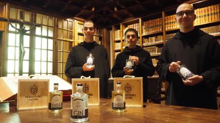 Borja Vaillo Usón, José Jerónimo Bou Marín y Eduardo Oliver Piqué, con botellas de la ginebra y el licor del Monasterio de Leyre