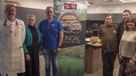 Participantes en la jornada de difusión del Queso Roncal en Zaragoza