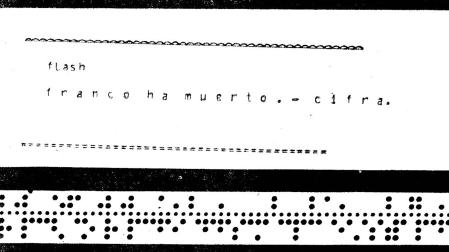 El teletipo de Cifra, entonces el servicio nacional de Efe, con la muerte de Franco. Debajo, la cinta perforada en la que llegaban las noticias /