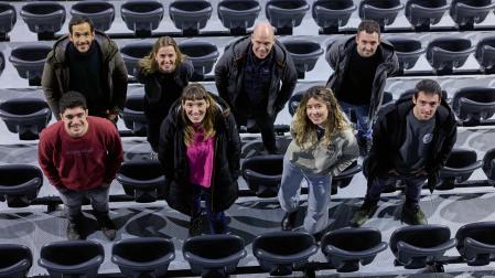 Los ocho finalistas del Campeonato Navarro de Bertsolaris, este viernes, en el Navarra Arena. En la fila superior, de izquierda a derecha: Julio Soto, Ekhiñe  Zapiain, Eneko Lazkoz y Joanes Illarregi. Debajo, Eki Mateorena, Saioa Alkaiza, Sarai Robles y Xabat Illarregi