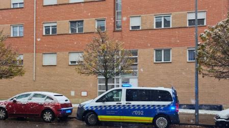 Un coche de policía ayer por la mañana, poco antes de producirse el desalojo