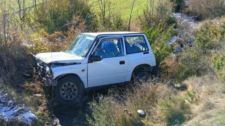 El coche accidentado, fuera de la vía